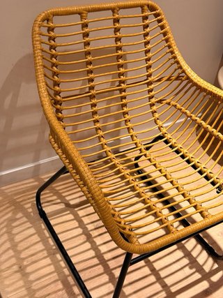 Silla de ratán con patas negras