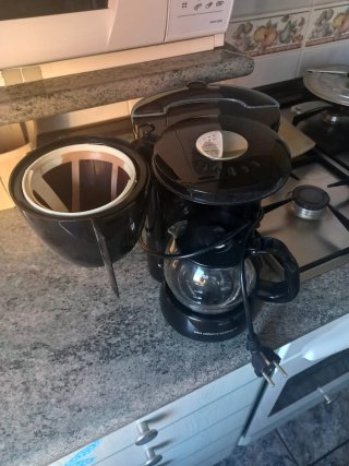 Cafetera de goteo negra y azul