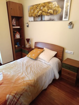 Habitación completa: cama, mesitas y estantería