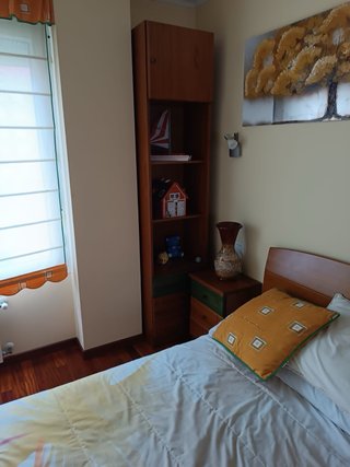 Habitación completa: cama, mesitas y estantería