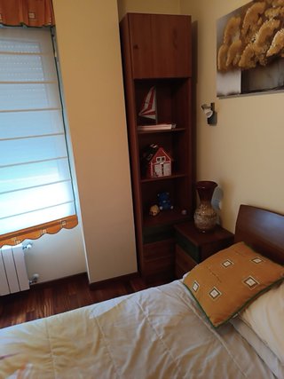Habitación completa: cama, mesitas y estantería