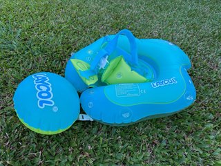 Flotador bebé azul con diseño de delfines