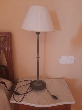 2 Mesitas de noche de madera y mármol