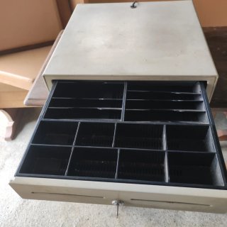 Cajón de cobro con compartimentos