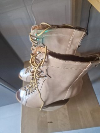 Botín Tacón Beige con Cordones