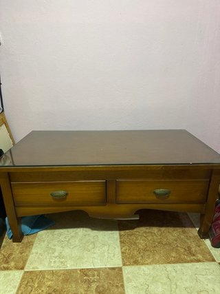 Mesa baja de madera con tapa de cristal