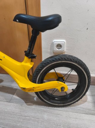 Bicicleta de equilibrio amarilla Connor