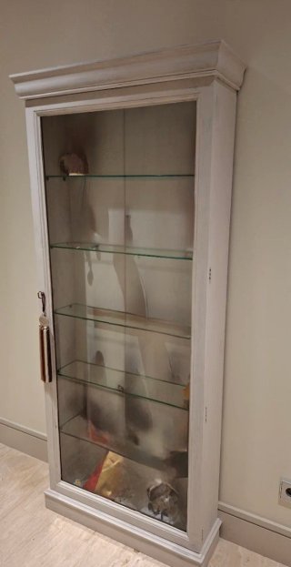 Vitrina de cristal y madera