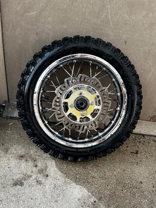 Rueda pit bike con disco de freno.
