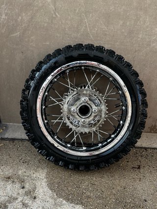 Rueda pit bike con disco de freno.