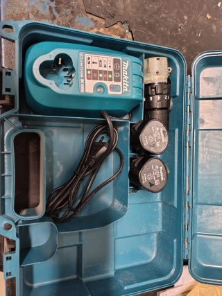 Maletín Makita con cargador y 2 baterías