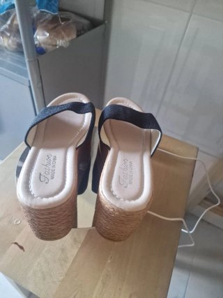 Sandalias de cuña negras y beige