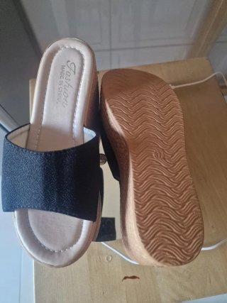 Sandalias de cuña negras y beige