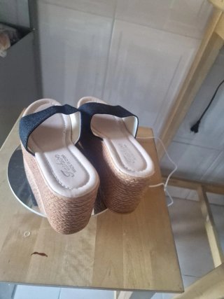 Sandalias de cuña negras y beige