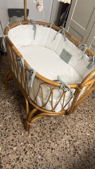 Moisés de mimbre con textiles