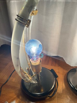 Lámparas de mesa doradas y transparentes