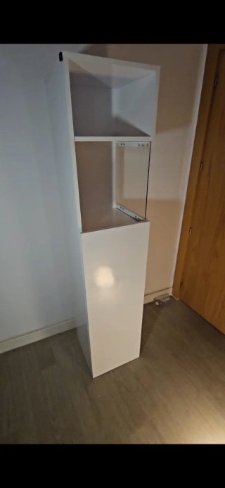 Vitrina expositora de cristal y madera