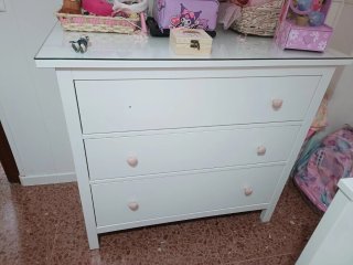 Cómoda Ikea 3 cajones blanca y rosa