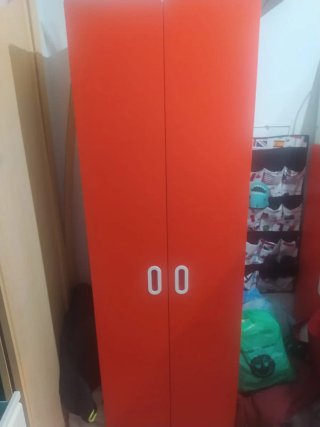 Dormitorio infantil blanco y rojo