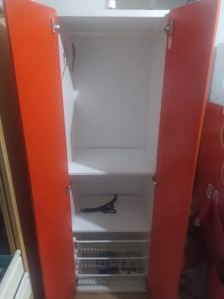 Dormitorio infantil blanco y rojo