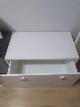 Dormitorio infantil blanco y rojo