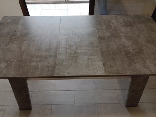 Mesa de comedor gris y blanca como nueva