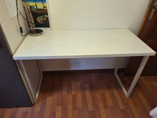 Mesa de escritorio blanca con cajonera