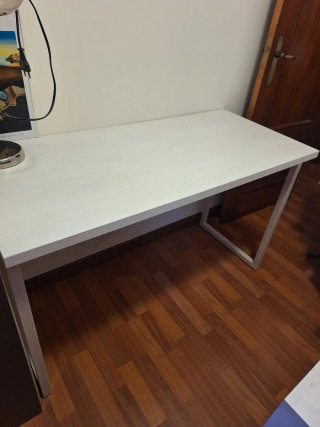 Mesa de escritorio blanca con cajonera