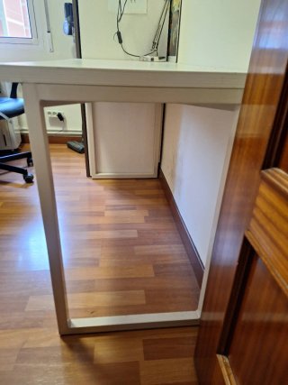 Mesa de escritorio blanca con cajonera