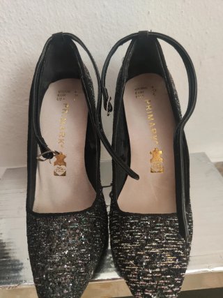 Elegante zapatos de tacón con brillantes.