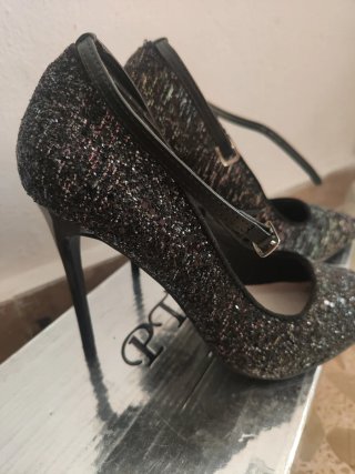 Elegante zapatos de tacón con brillantes.