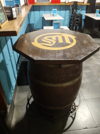 Barrica de madera con encimera