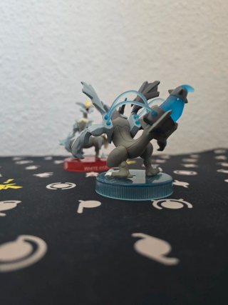 Kyurem Blanco y Negro Kaiyodo Figuras