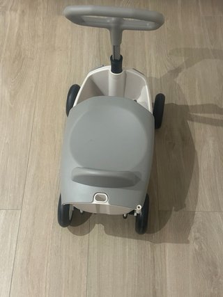 Correpasillos gris y blanco