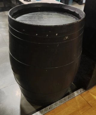 Barrica de madera negra