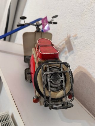 Moto Decorativa Vintage Roja y Crema