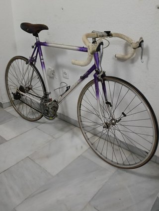 Bicicleta de carretera morada y blanca