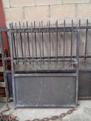 Puerta de forja con barrotes