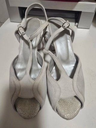 Zapatos de novia plateados y blancos