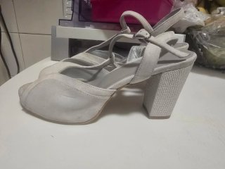Zapatos de novia plateados y blancos
