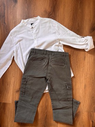 Camicia bianca e pantaloni cargo grigi taglia M