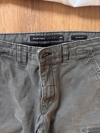 Camicia bianca e pantaloni cargo grigi taglia M
