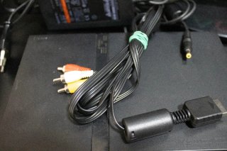 PlayStation 2 Slim Negra con cables y mando
