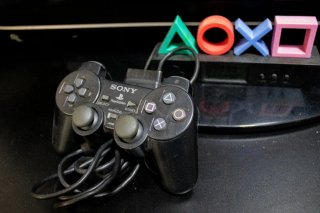 PlayStation 2 Slim Negra con cables y mando