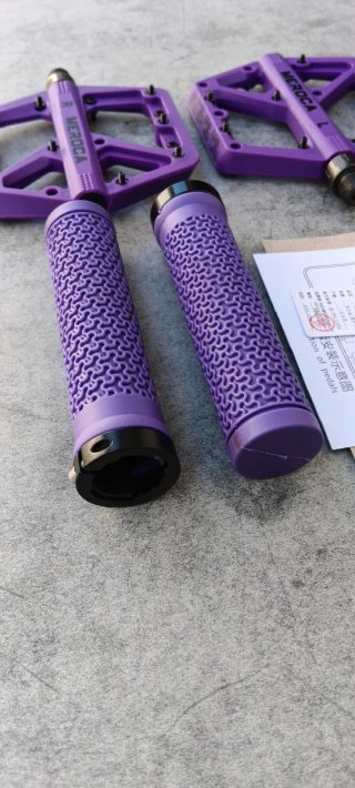 PEDALES Y PUÑOS MORADOS EN OFERTA.