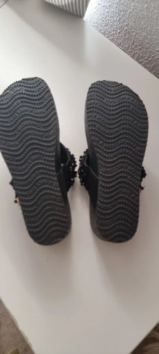 Sandalias Gioseppo negras con detalles dorados
