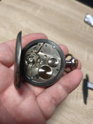 Reloj de bolsillo antiguo plateado