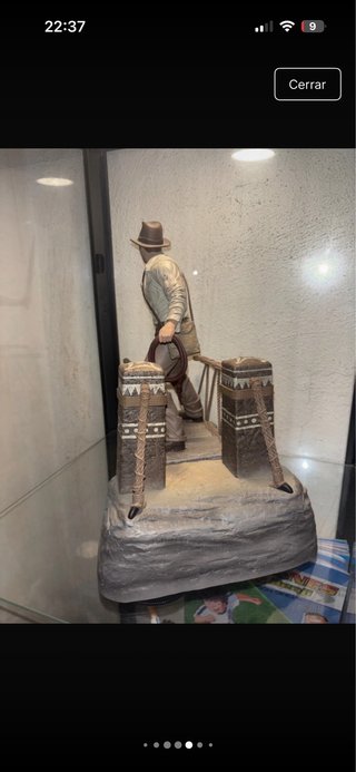Figura Indiana Jones con látigo y espada