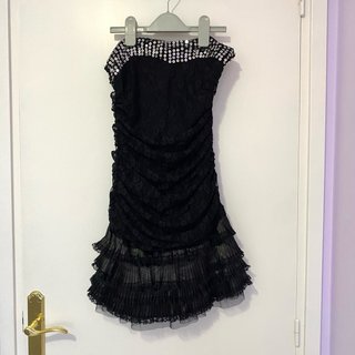 Vestido negro con lentejuelas y volantes