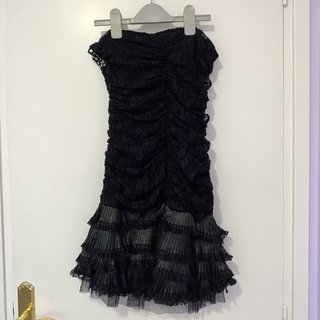 Vestido negro con lentejuelas y volantes